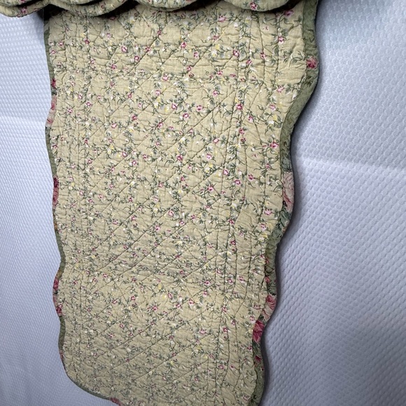 Floral Cottagecore Reversable Quilted Table Runner and Placemats - Picture 13 of 13